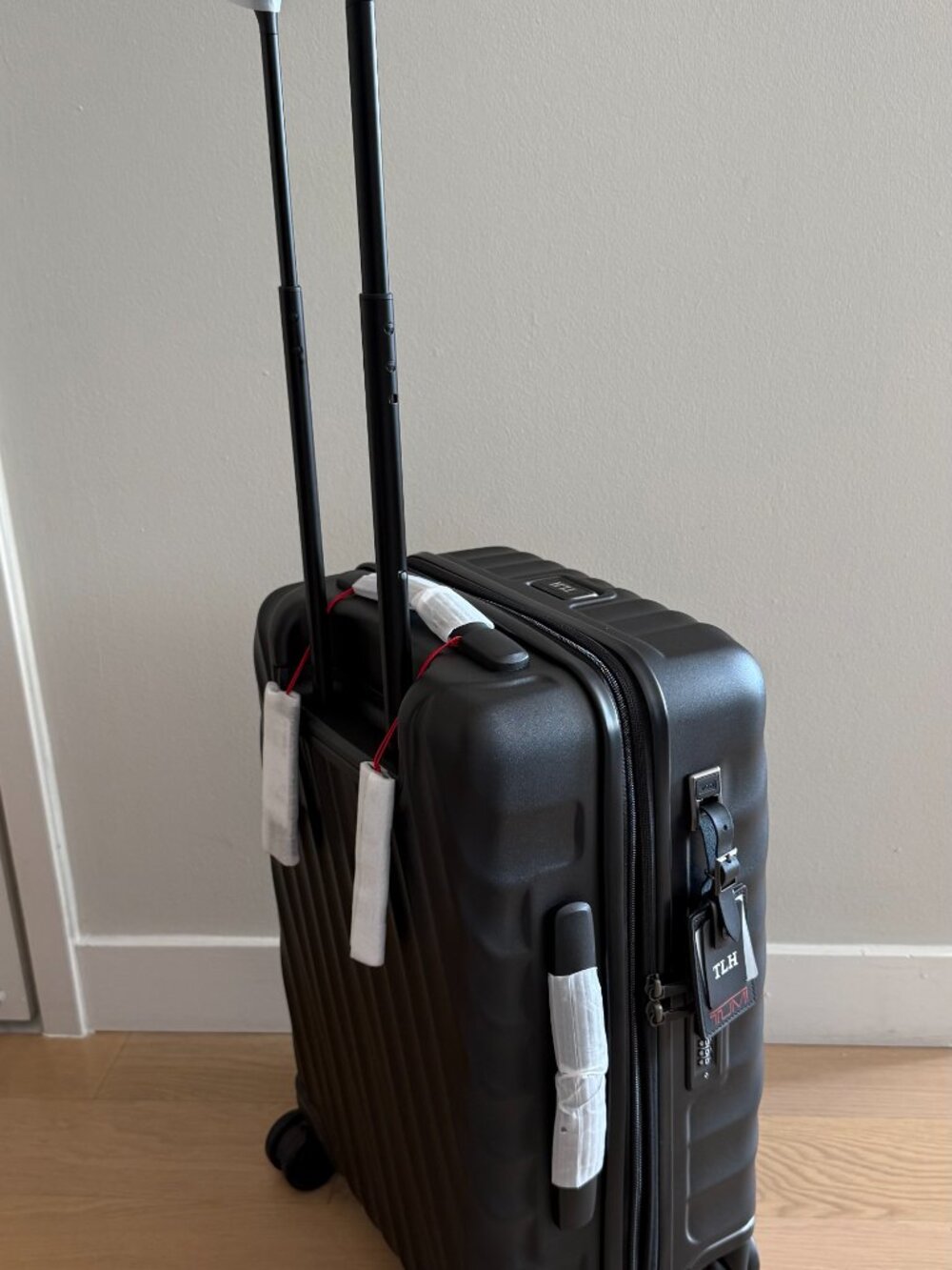TUMI 19 Degree Expandable Carry-On – Black Textured - Picture 3 of 10